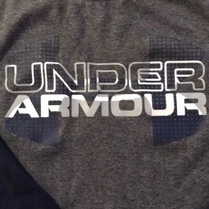 UNDERARMOUR long sleeve tee.